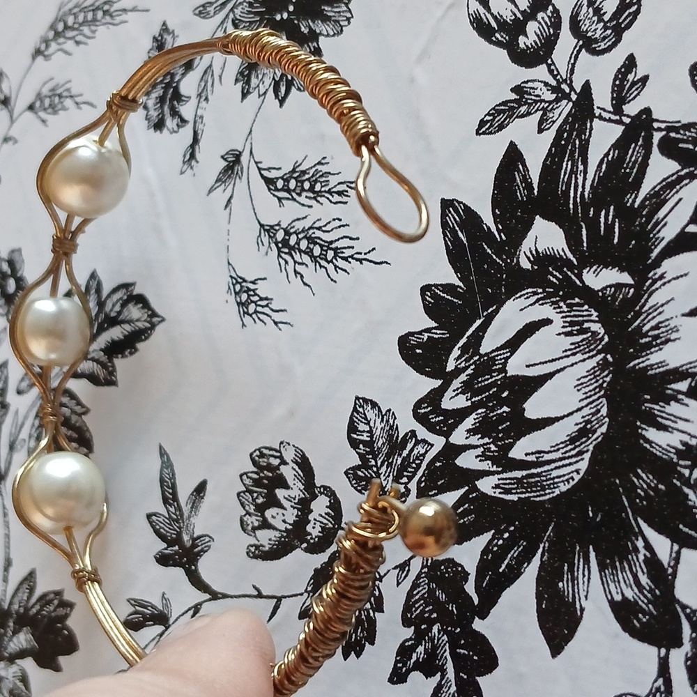 Vintage Goldtone Wire Faux Pearl Elegant Feminine Girly Coquette Bracelet - Picture 5 of 10